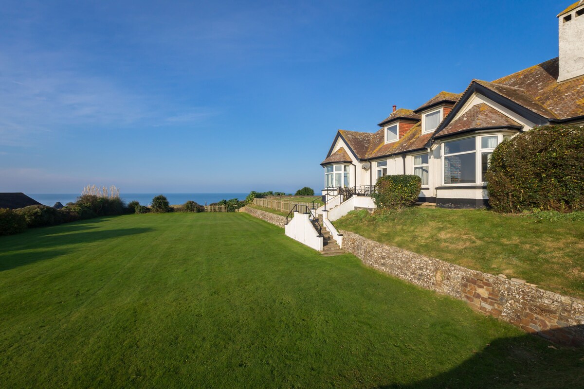 Beautiful home with sea views in Widemouth Bay