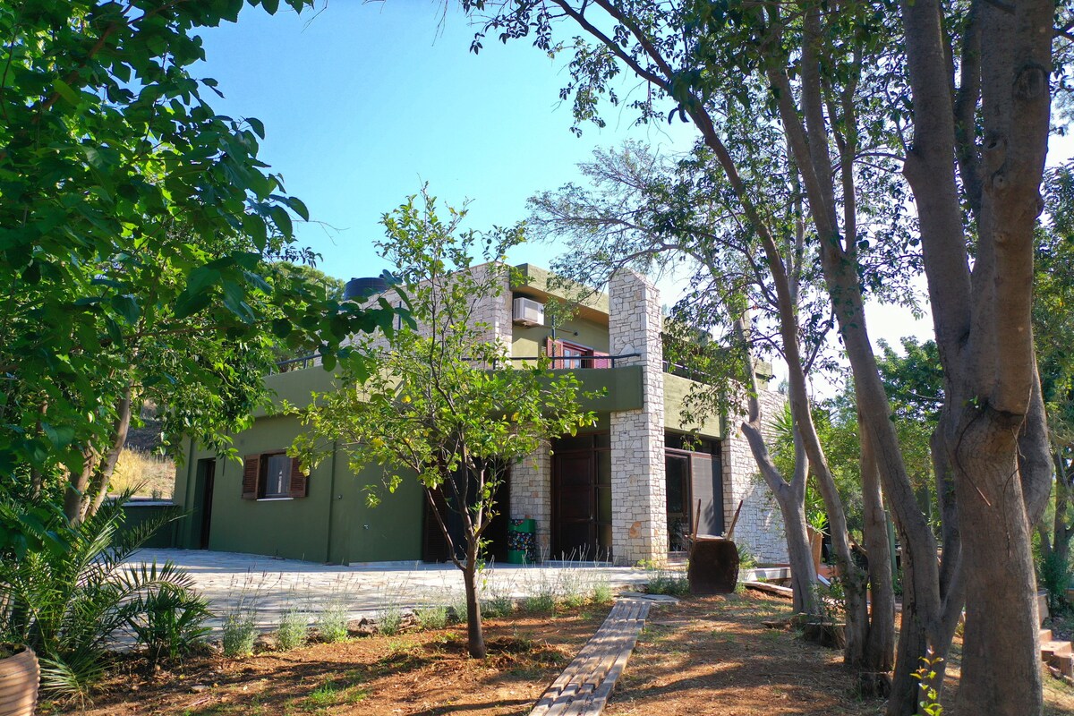 Villa Khaki