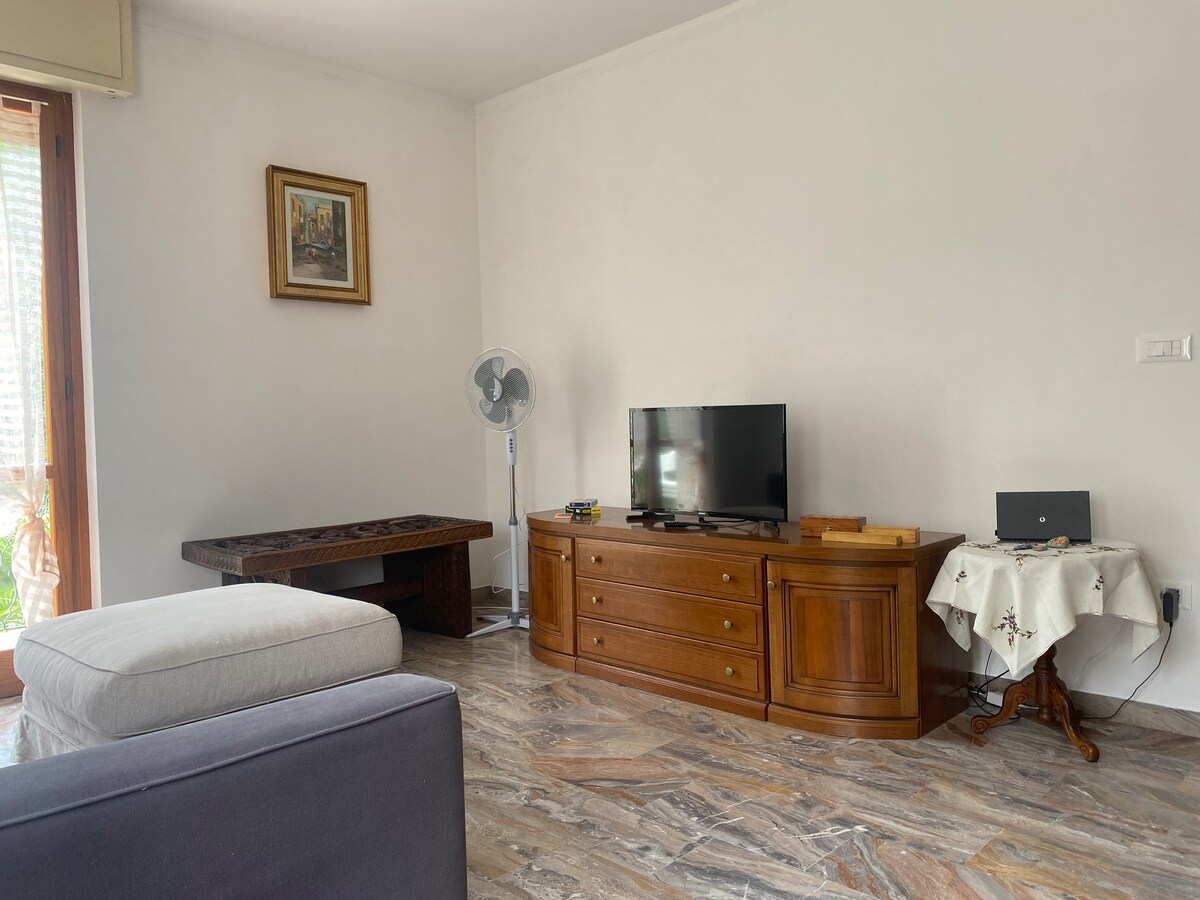 Spacious 2-Bedroom Flat with Office and Wi-Fi