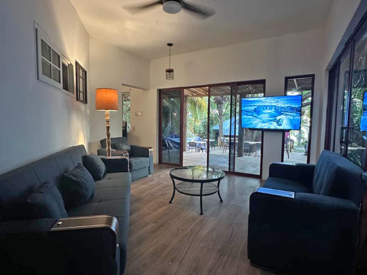Gorgeous 4Br Apt with Pool & BBQ