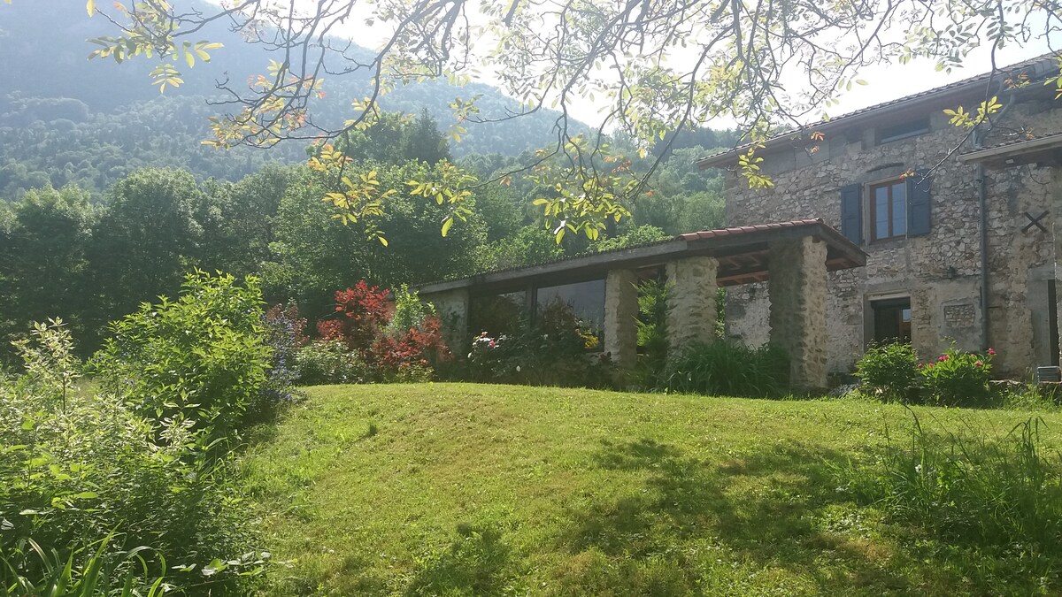 Chambre au calme dans jardin fleuris