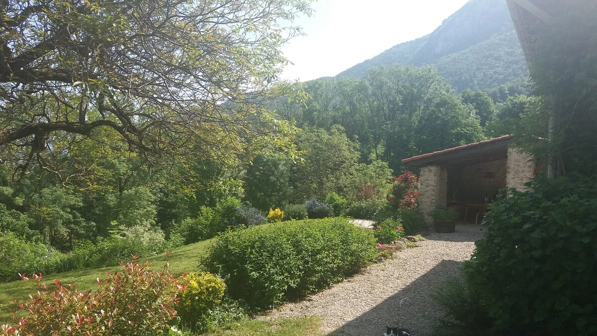 Chambre au calme dans jardin fleuris