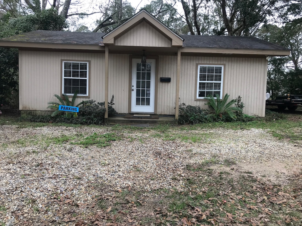 Adorable cottage close to town