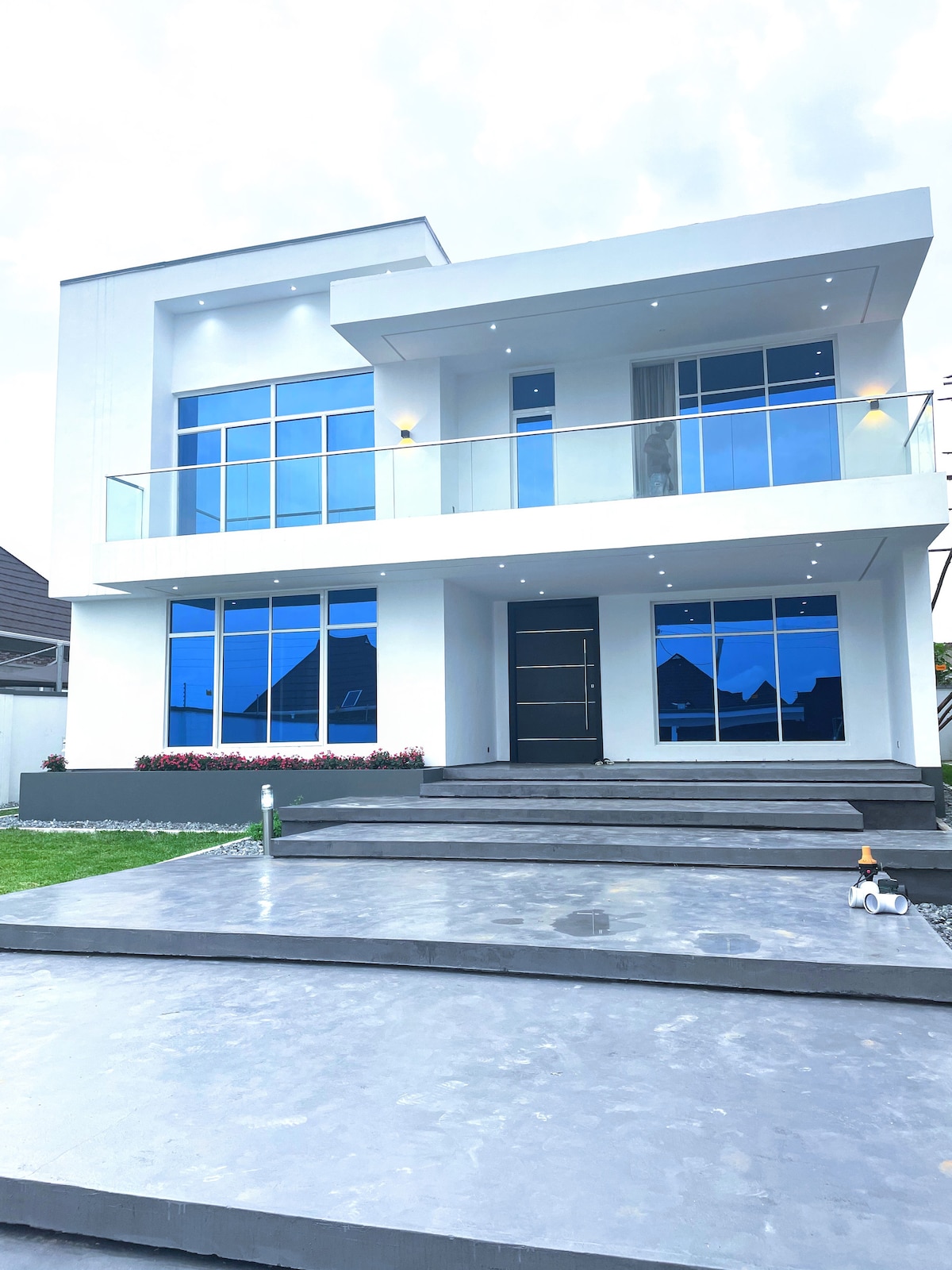 Contemporary 4 Bedroom Villa | VR Room | Starlink