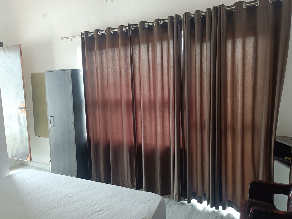 Room central near temples, Aarambh Residency