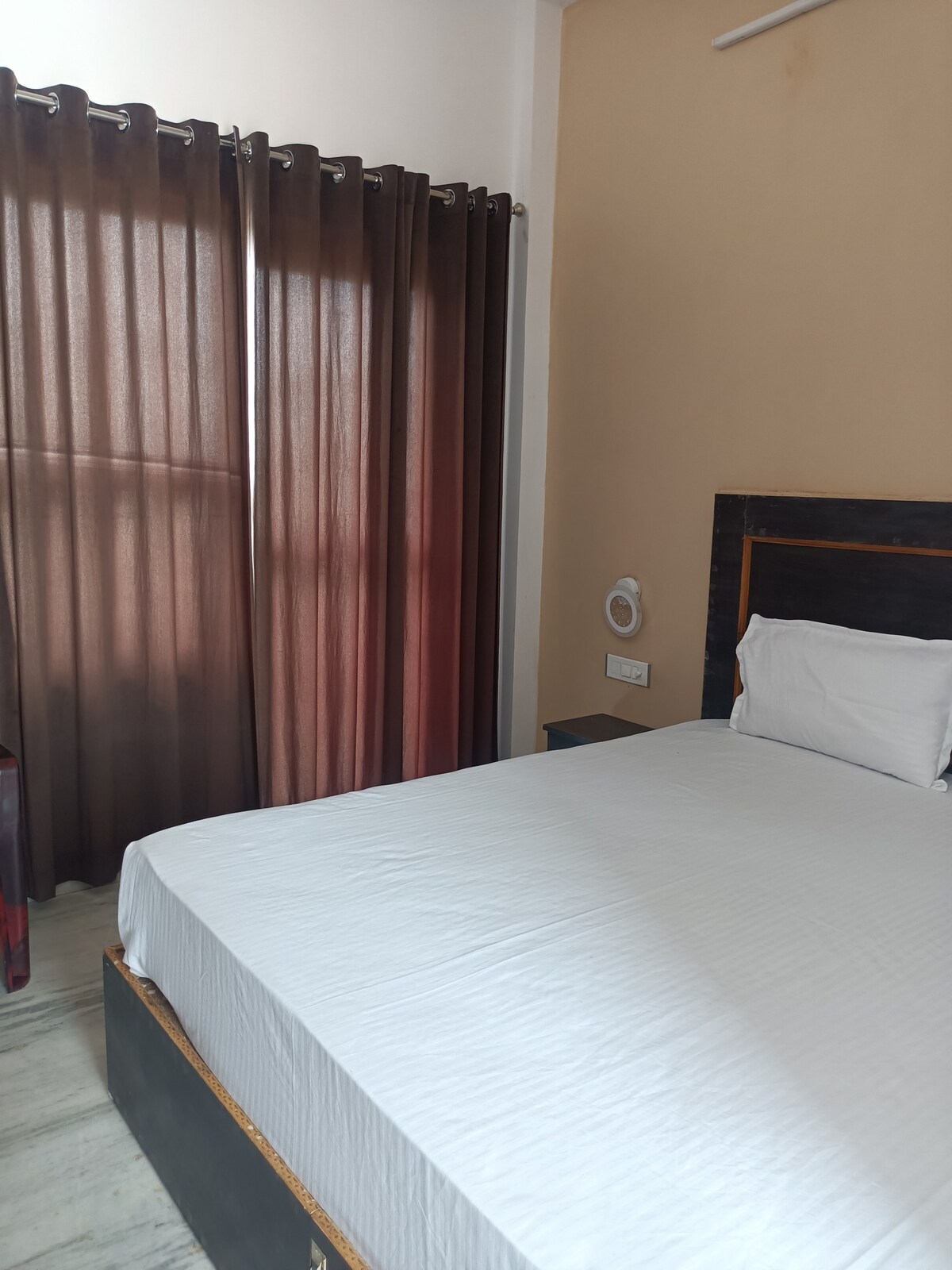 Room central near temples, Aarambh Residency