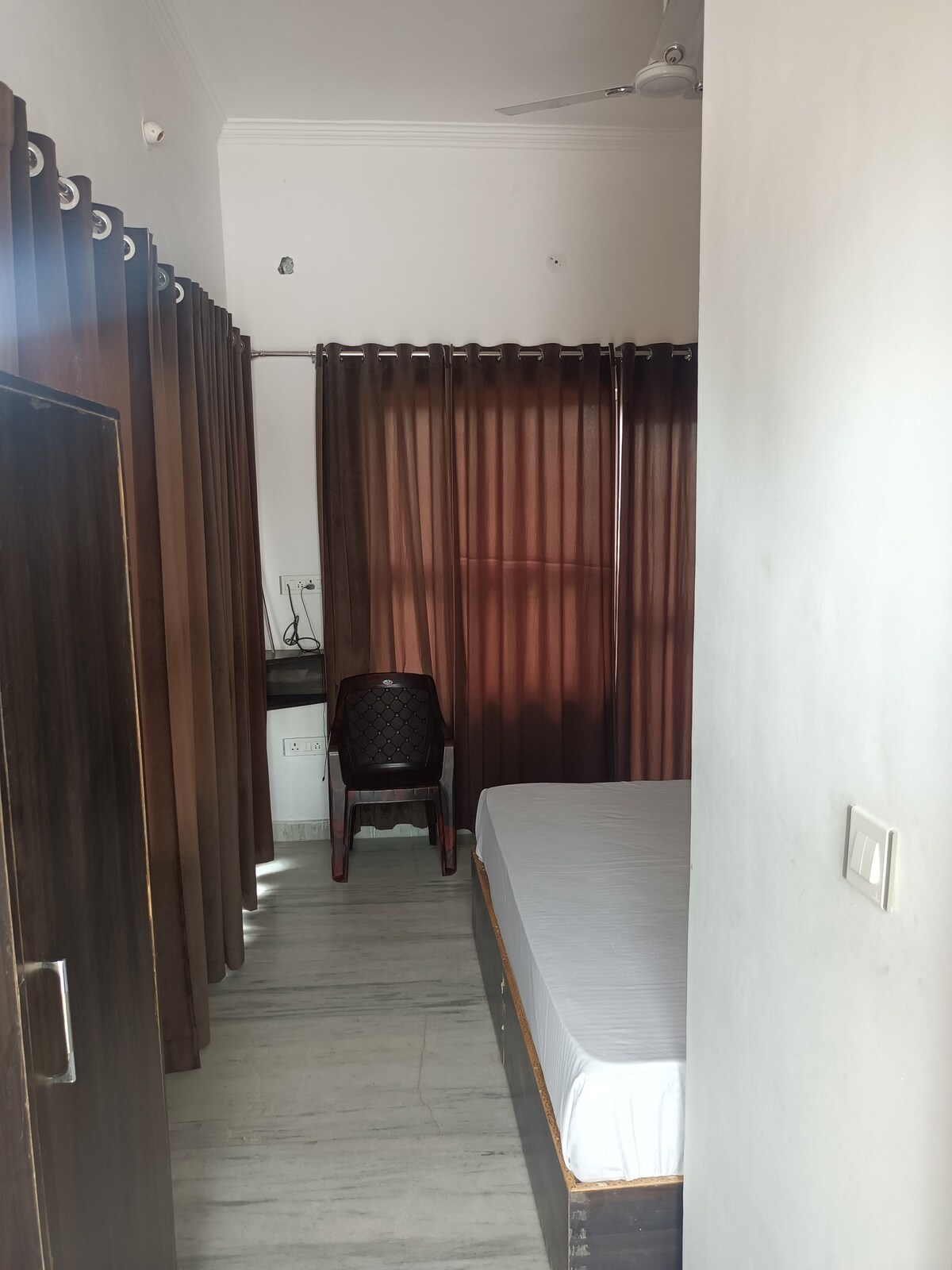 Room central near temples, Aarambh Residency