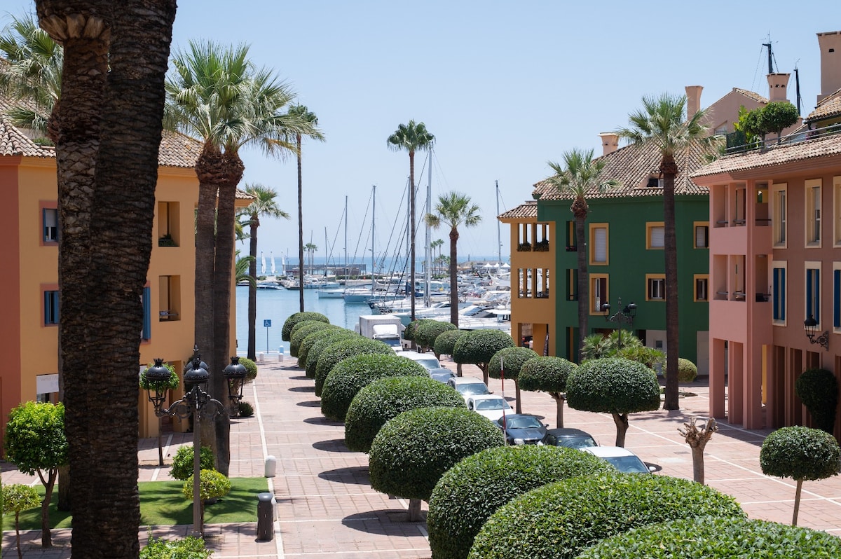 Puerto de Sotogrande con vistas al mar