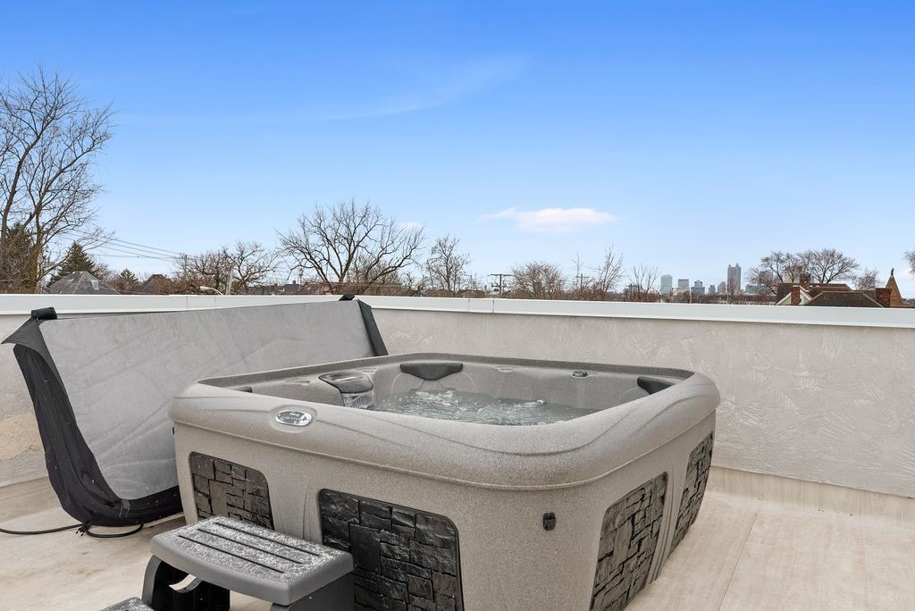 Rooftop Hot Tub/Free Parking - University District