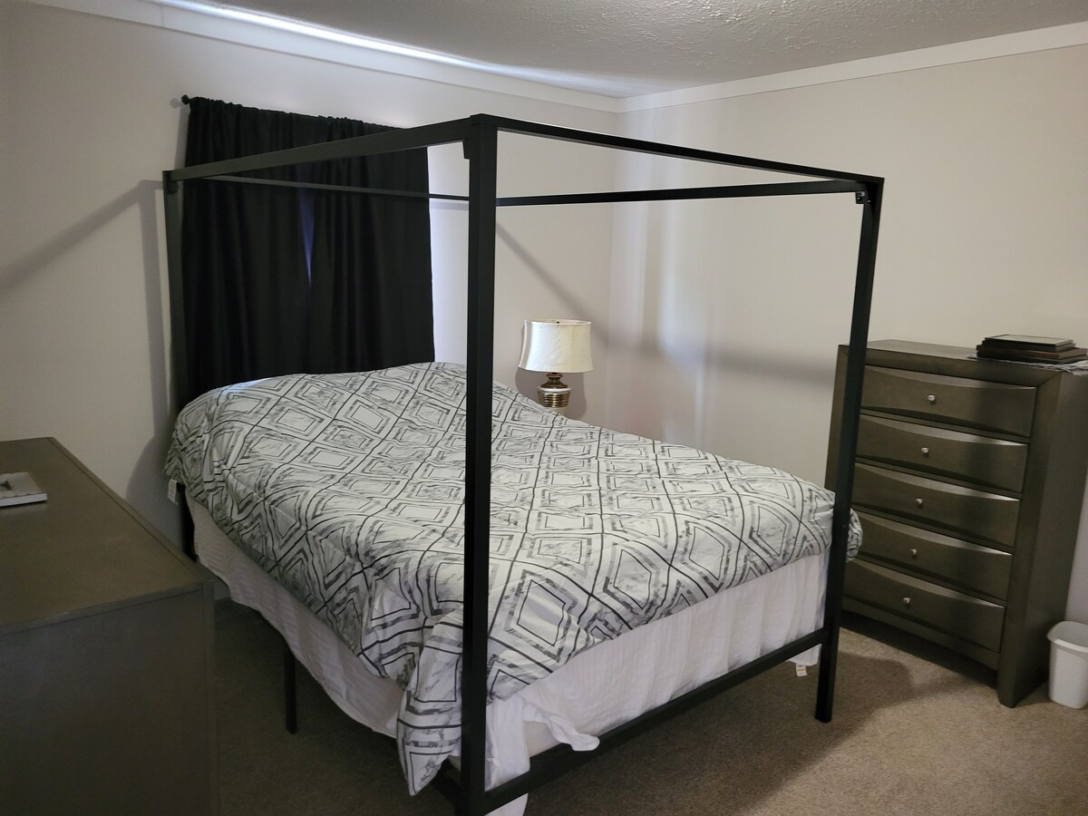 标准双人床卧室# 1