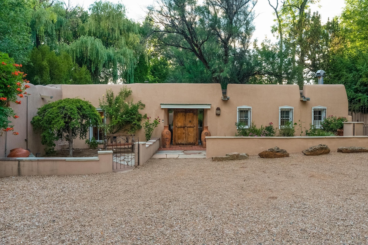 Santa Fe Hacienda, heated pool/spa, mountain views