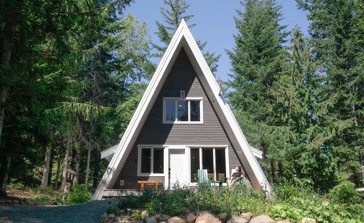 Cozy A-frame Cabin + Mountain Trails + Hot Tub!