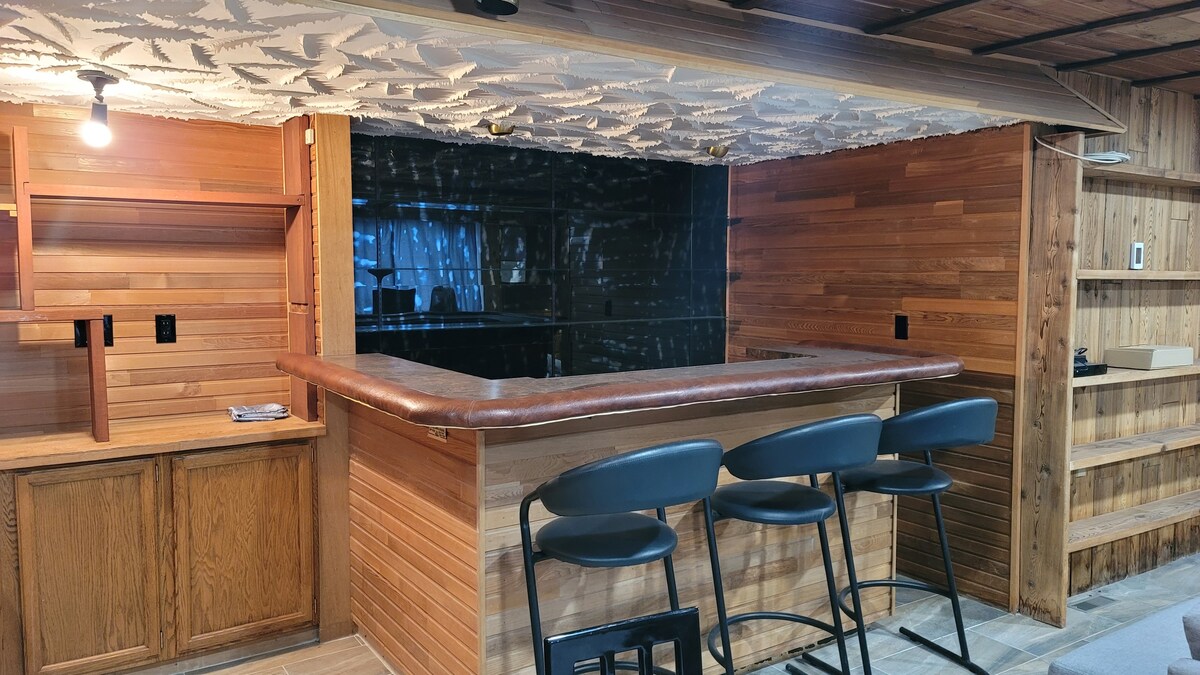 Huge Guest Suite w/Kitchen, Hottub, Sauna-108 Mile