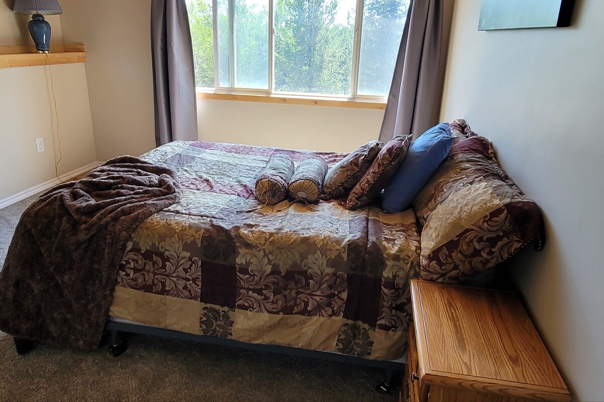 Huge Guest Suite w/Kitchen, Hottub, Sauna-108 Mile