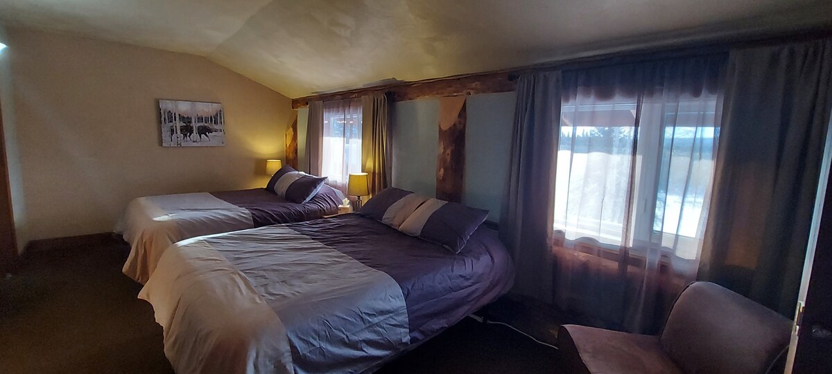 Northern Sky Lodge - Moose Room