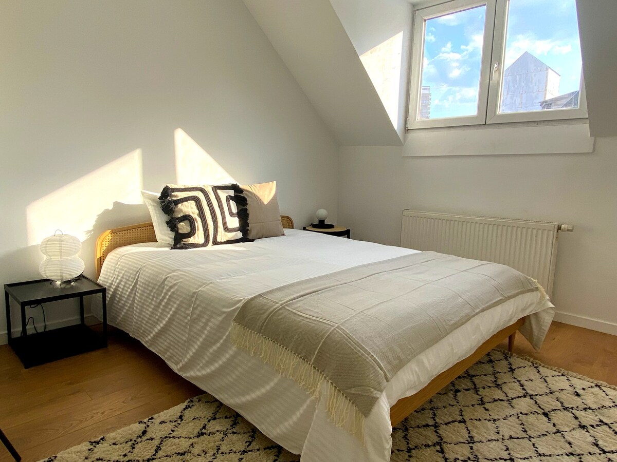 Cosy & bright bedroom in 1800's house | CityCenter
