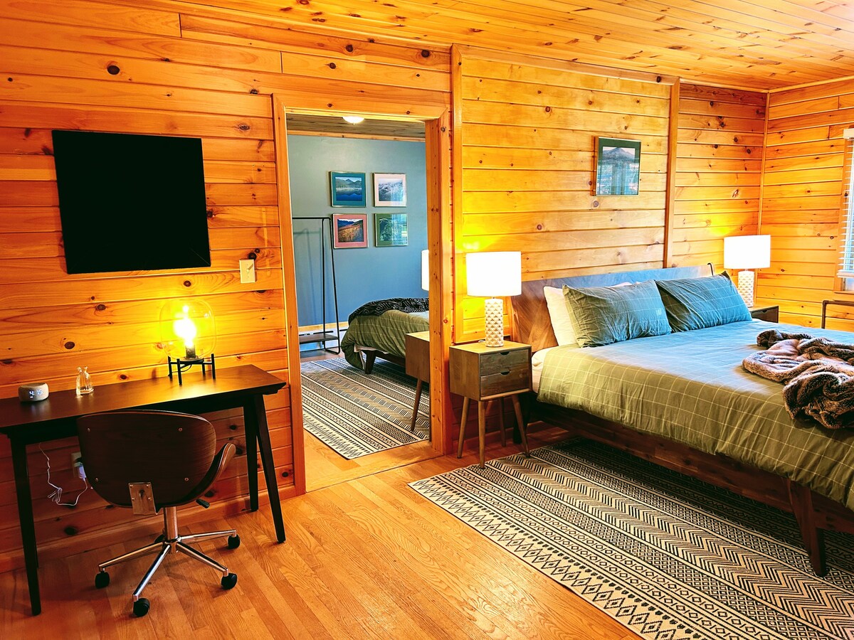 Historic Lodge Two-Room Suite on 2000-acre Mtn