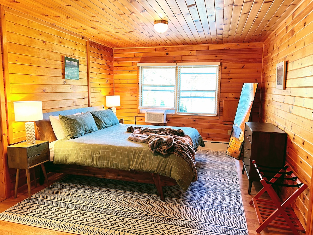 Historic Lodge Two-Room Suite on 2000-acre Mtn