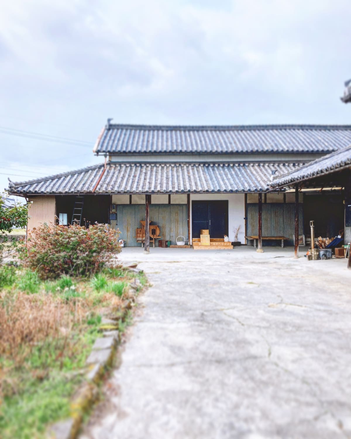 築100年の古民家、泊まれる本屋  まるとしかく(2階-青の部屋）