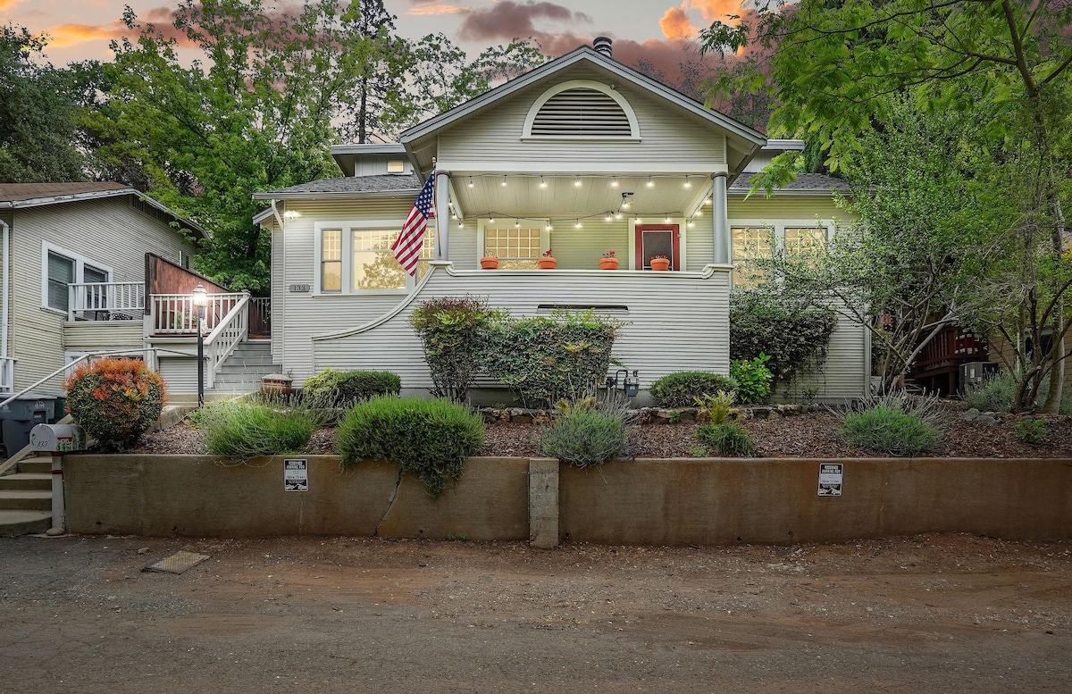 Downtown 1925 Historic Farmhouse - Walkable