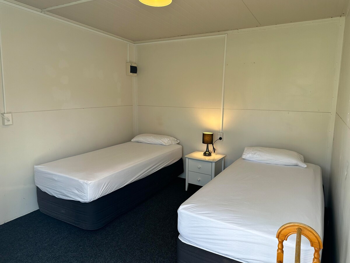 Cabin 5 with 2 single beds