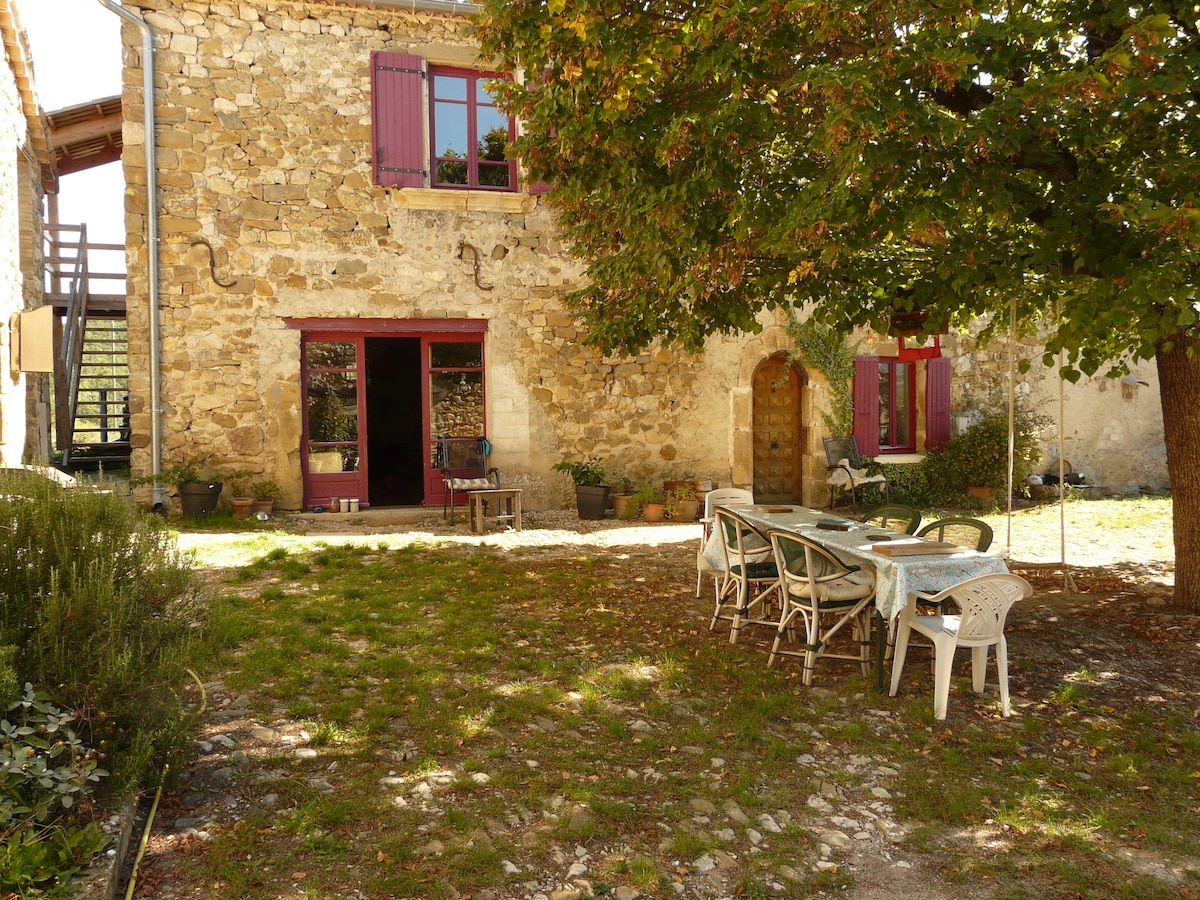 Ancienne ferme en pierre, calme