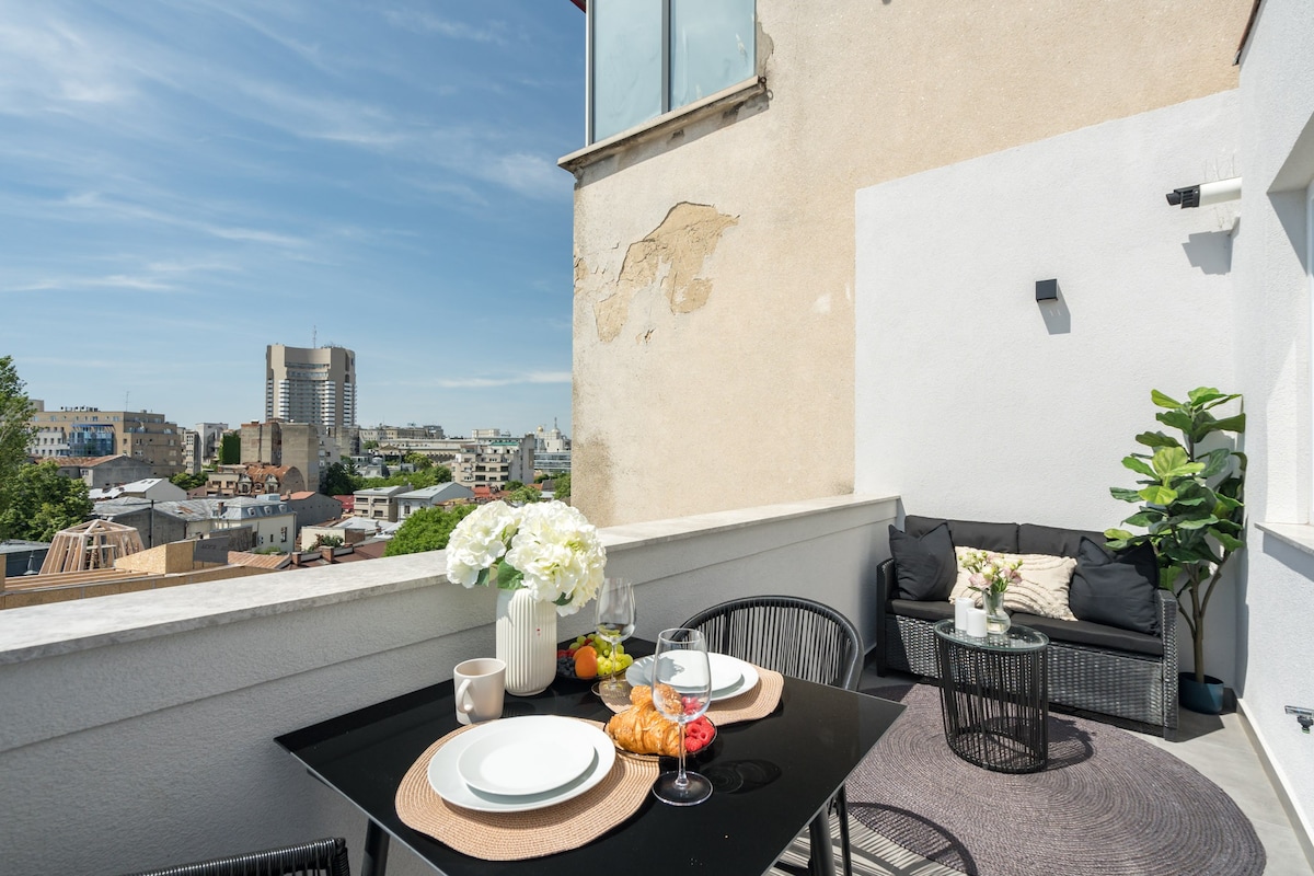Charming Central Apartment | Netflix + Balcony