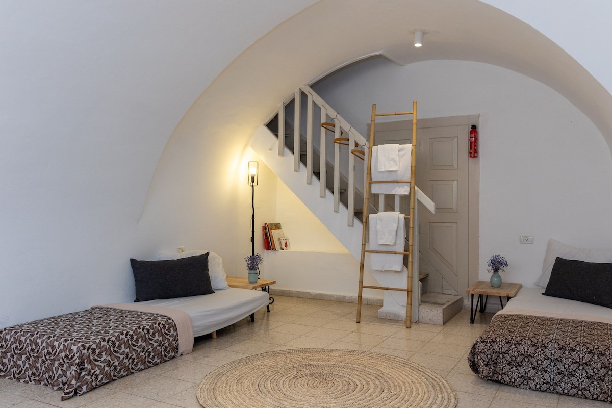 Just Renovated • Historic, Charming and Cosy 1BDR