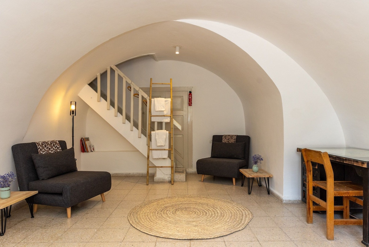 Just Renovated • Historic, Charming and Cosy 1BDR