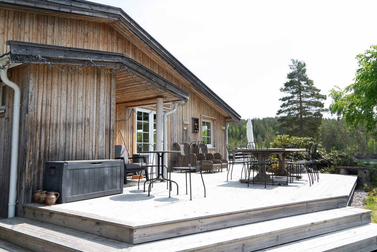 Idyllisk hytte med privat strandlinje og brygge.