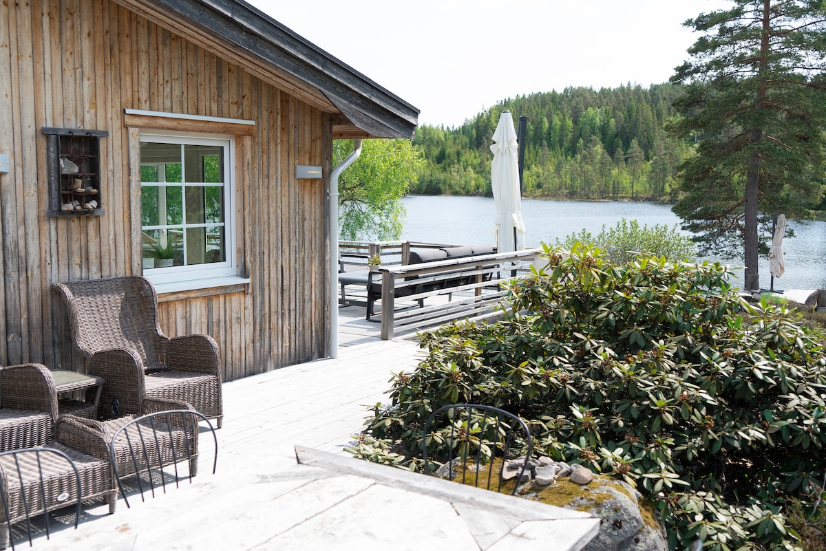 Idyllisk hytte med privat strandlinje og brygge.