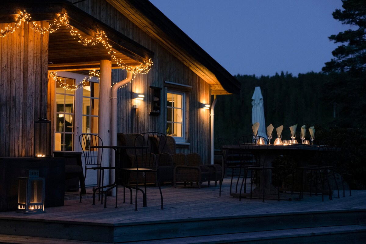 Idyllisk hytte med privat strandlinje og brygge.