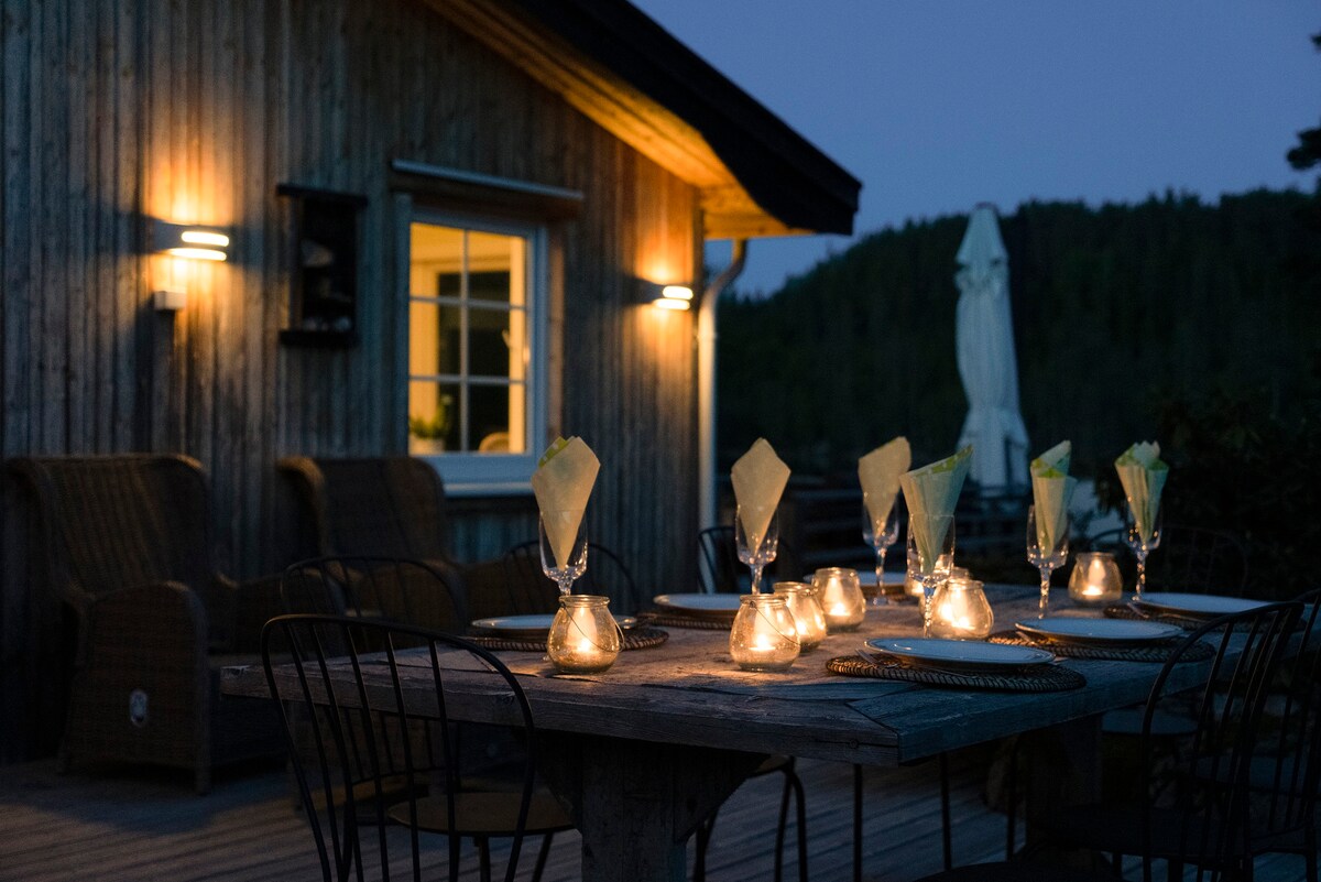 Idyllisk hytte med privat strandlinje og brygge.