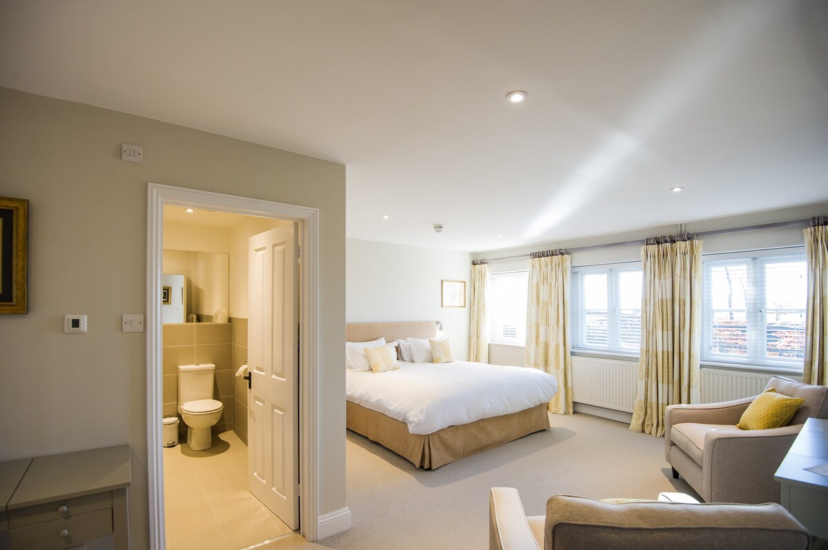 Cowdray Suite, The Lodge