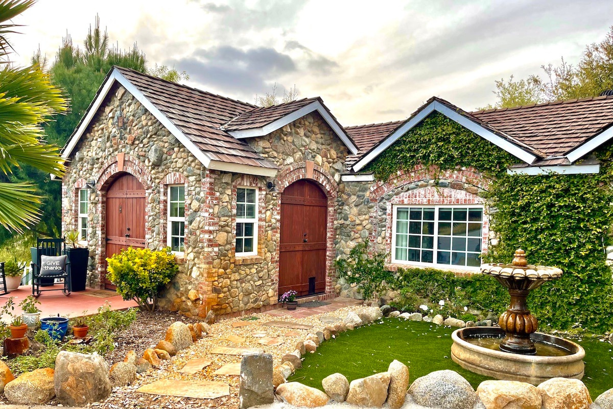 Storybook Cottage at Rocas Retreat
