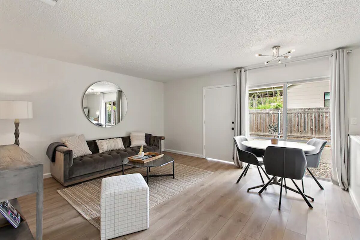 Super Chic 2 Bed in Trendy Brentwood + Cowboy Pool