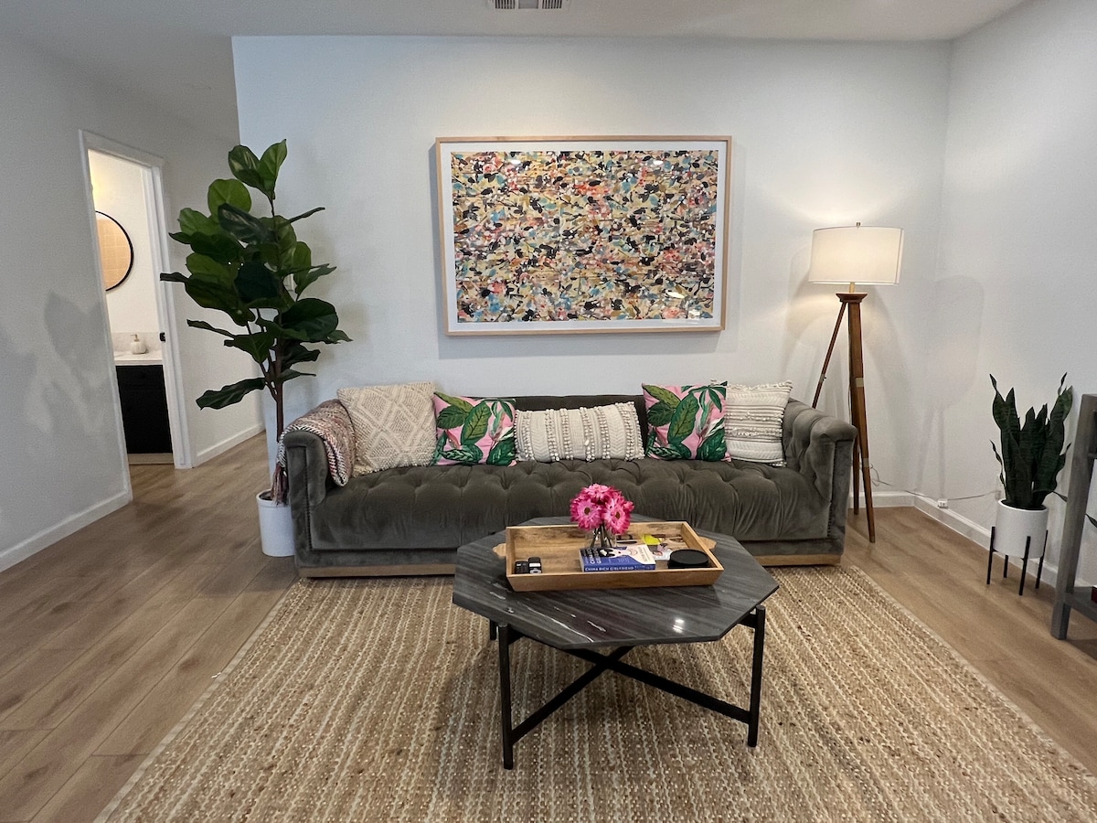 Super Chic 2 Bed in Trendy Brentwood + Cowboy Pool