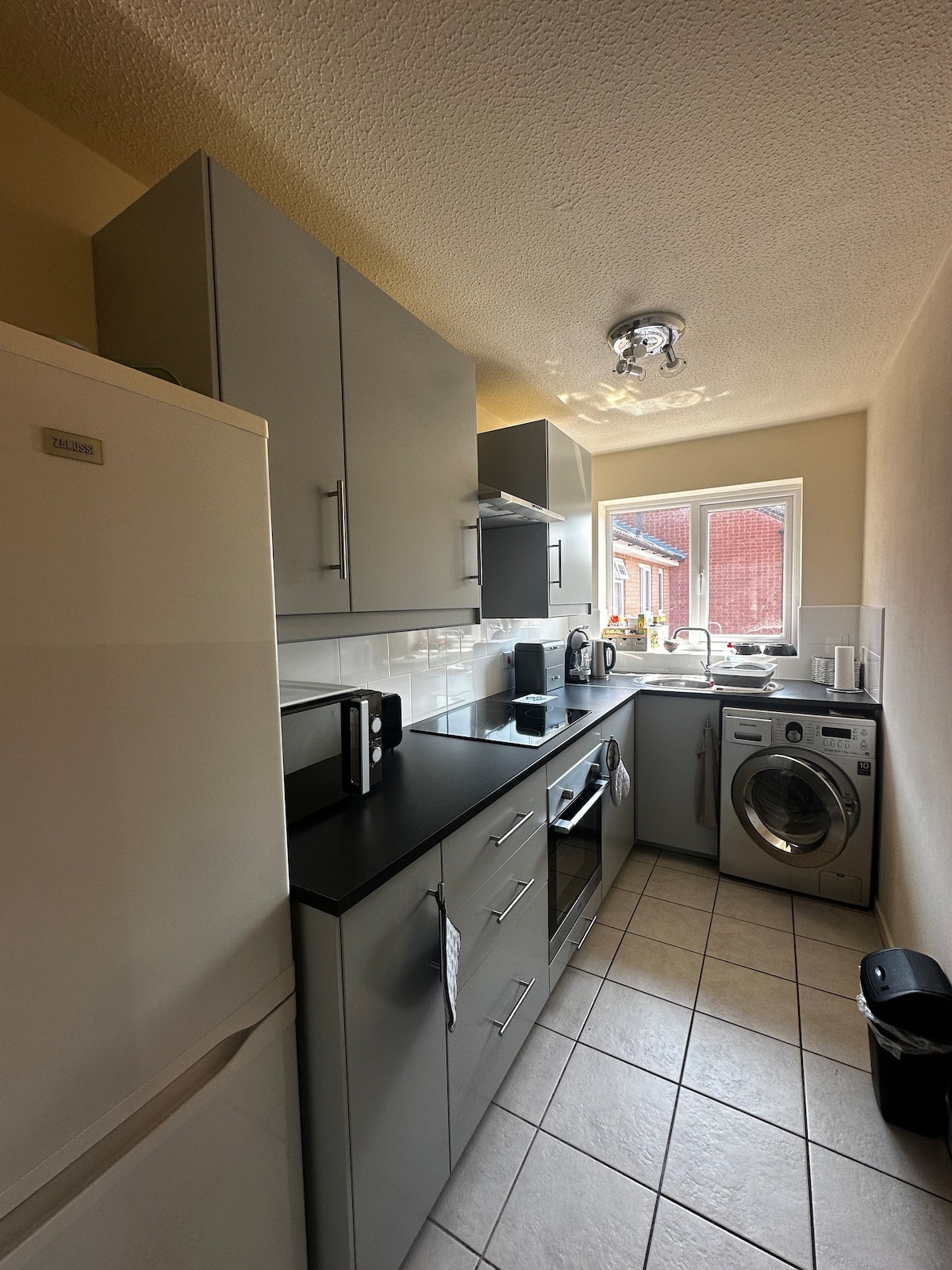 Modern 1Bed Flat with own access & car park space