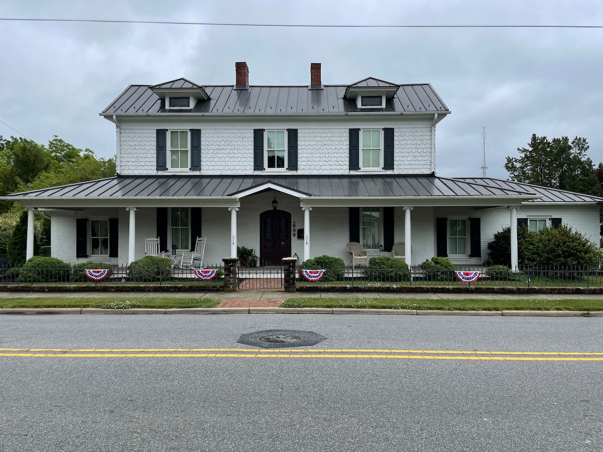 Charming upstairs room-historic Kernersville bnb