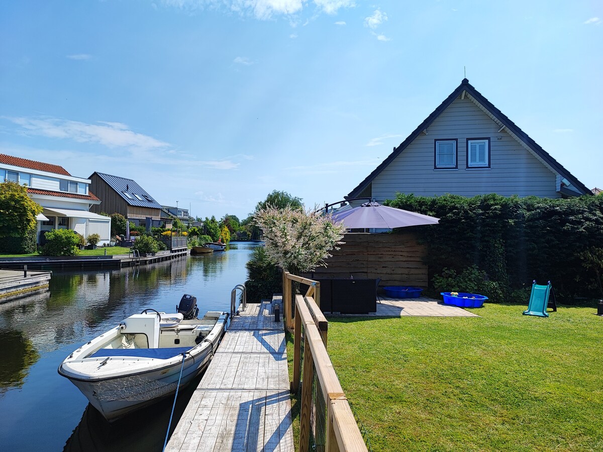 Waterfront villa close to Amsterdam. Free parking.