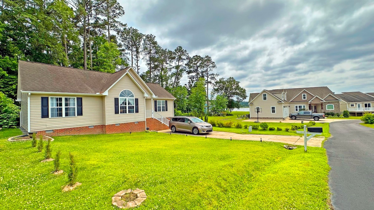 Rare find! Cute lakeview house in Carolina Trace!