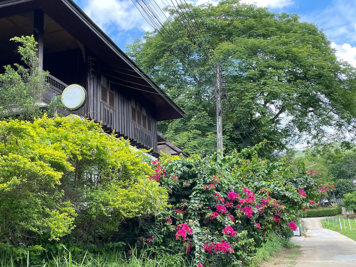 Idyll villa 艺术村集市附近的大露台木房子