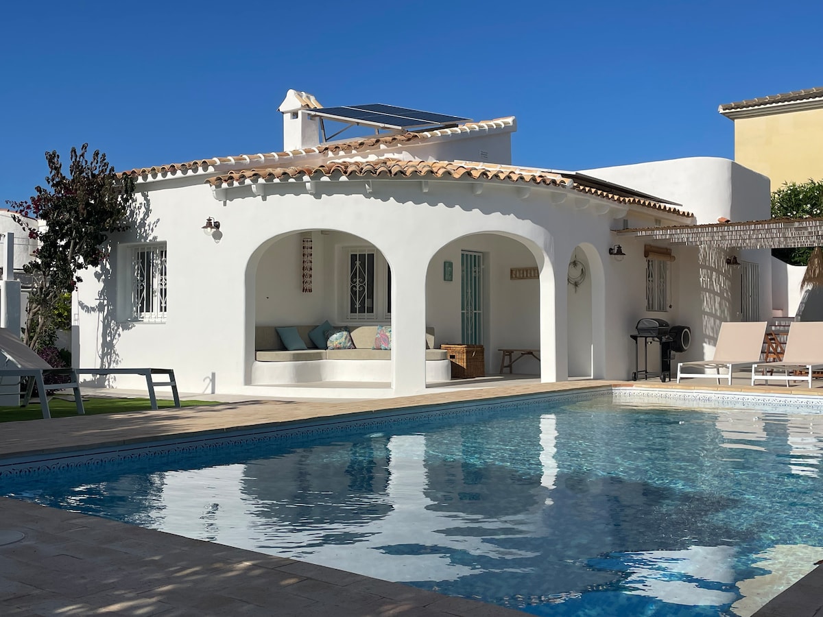 Casita Bombón con piscina y jardín en la playa