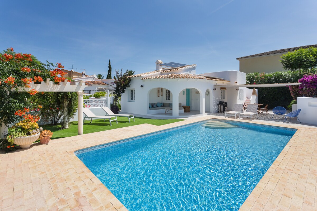 Casita Bombón con piscina y jardín en la playa