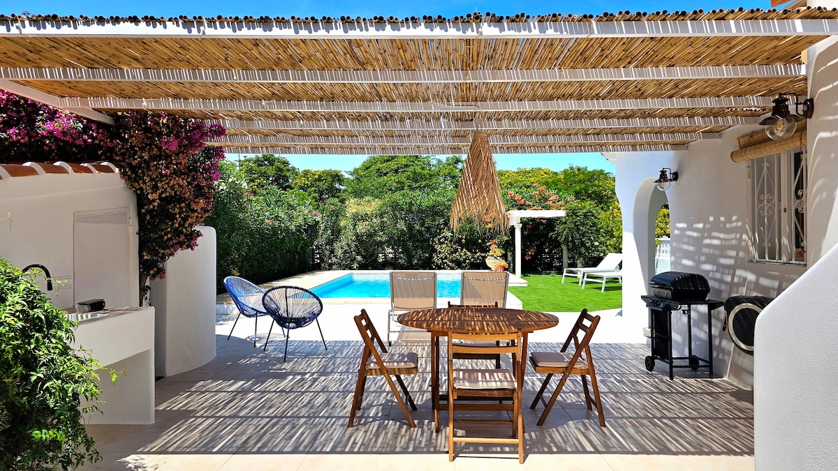 Casita Bombón con piscina y jardín en la playa