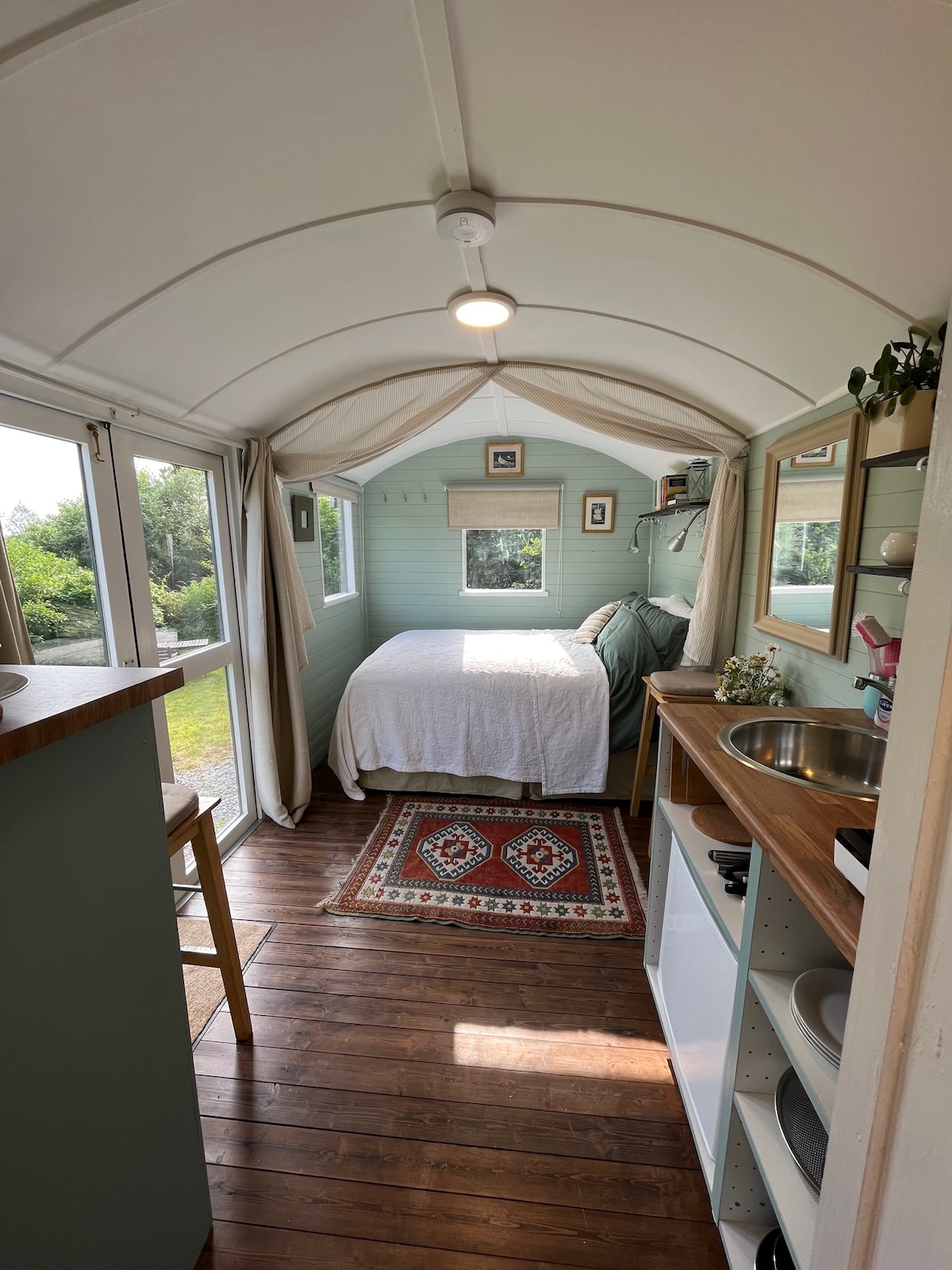 Cosy & Charming Shepherd's Hut & Garden