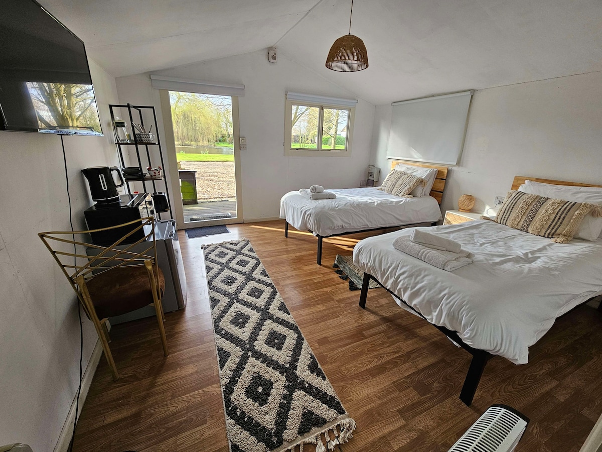 Willow • Cosy Twin Room • Near a Lake