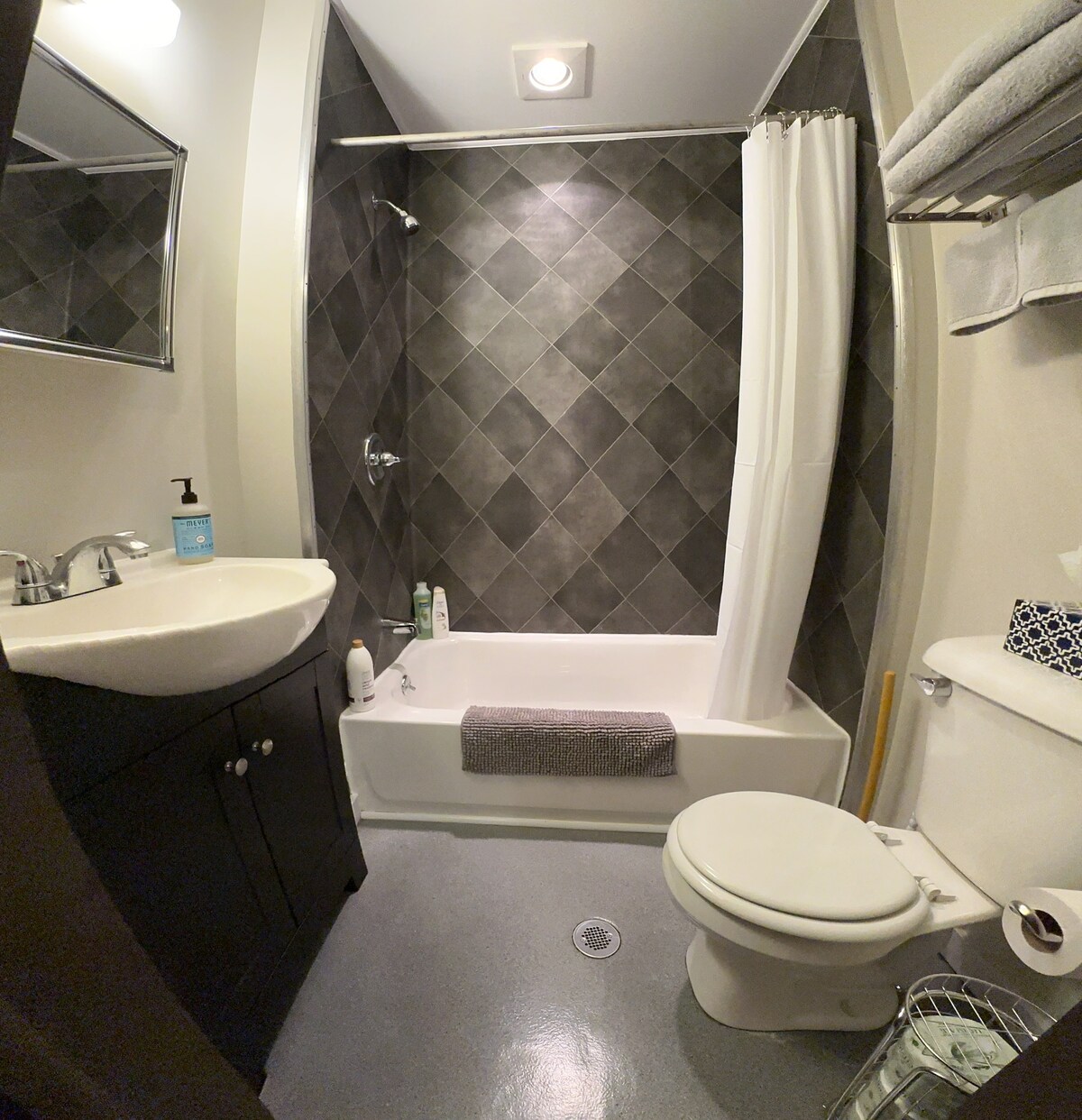 Exclusive bathroom/bedroom near historic district