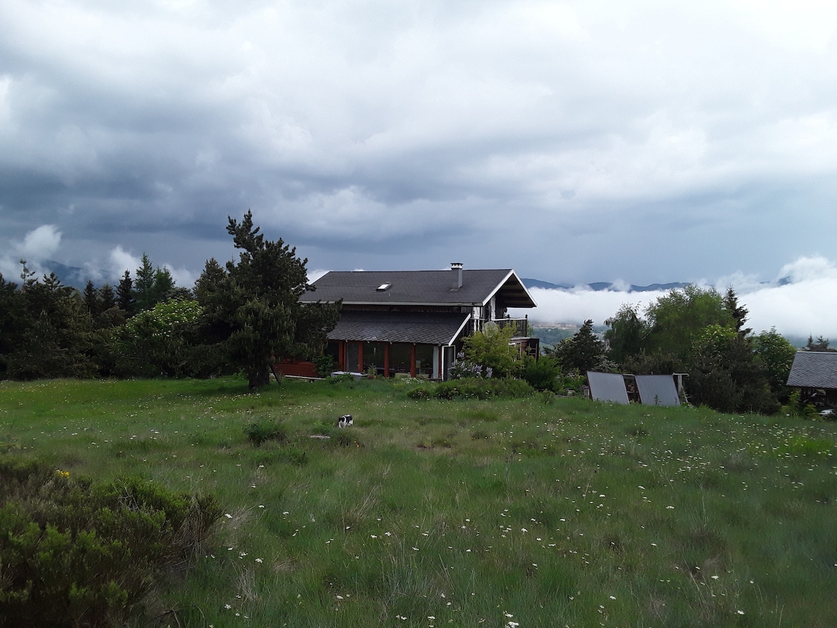 Chalet isolé avec vue, calme.