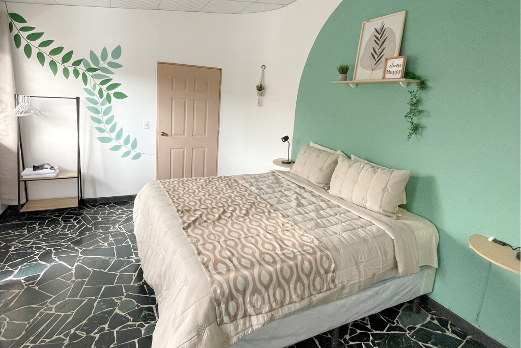 Green Oasis: King Bed w/ Private Bathroom & A/C